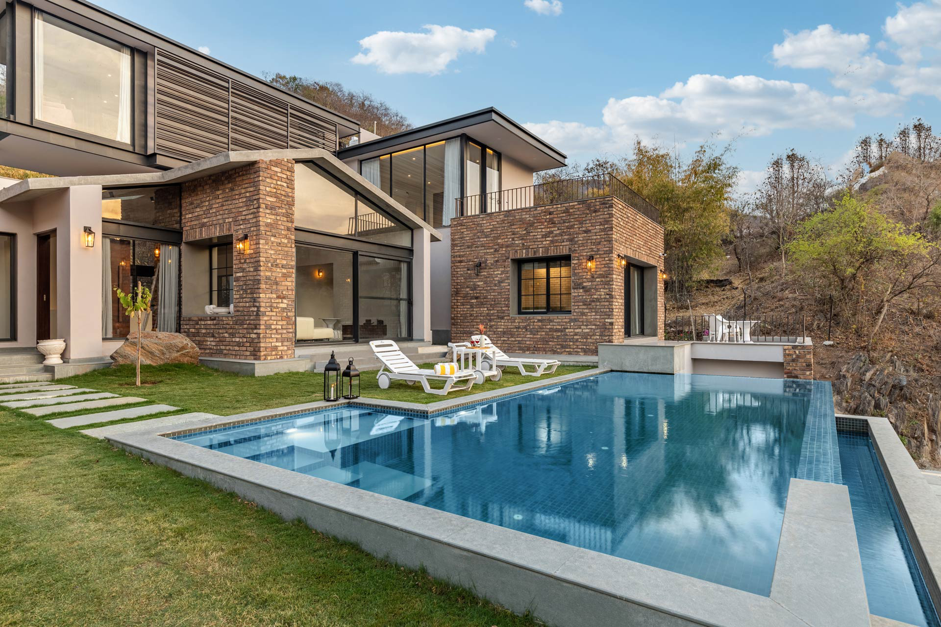 6 BHK Luxury Mountain View Stay - Ikebana-banner