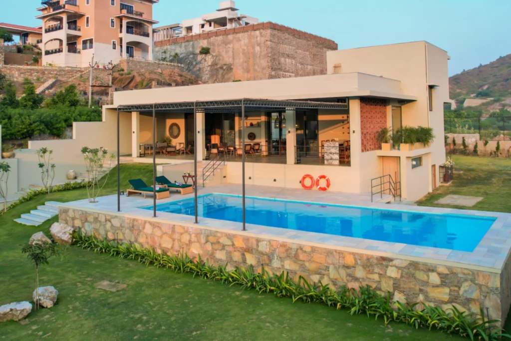 VODRJ124 – Luxury 4 BHK Lawn Villa In Udaipur