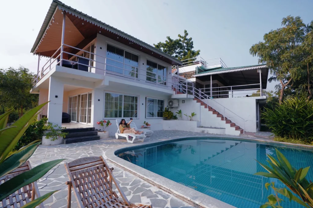 VODRJ212 – 3 BHK Infinity Pool Villa In Udaipur