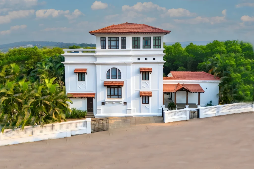 VODGA113 – 4 BHK Villa With Rooftop Pool In North Goa