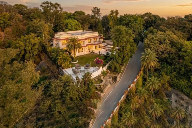 3 Bedroom Villa With Lawn In Mount Abu - VODRJ243-MountAbu-banner