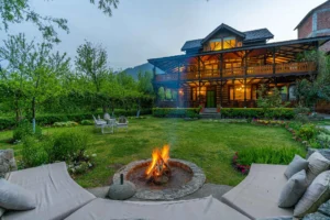 6 Bedroom Cottages with Lawn in Manali