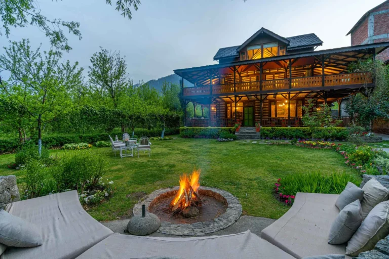 6 Bedroom Cottages with Lawn in Manali