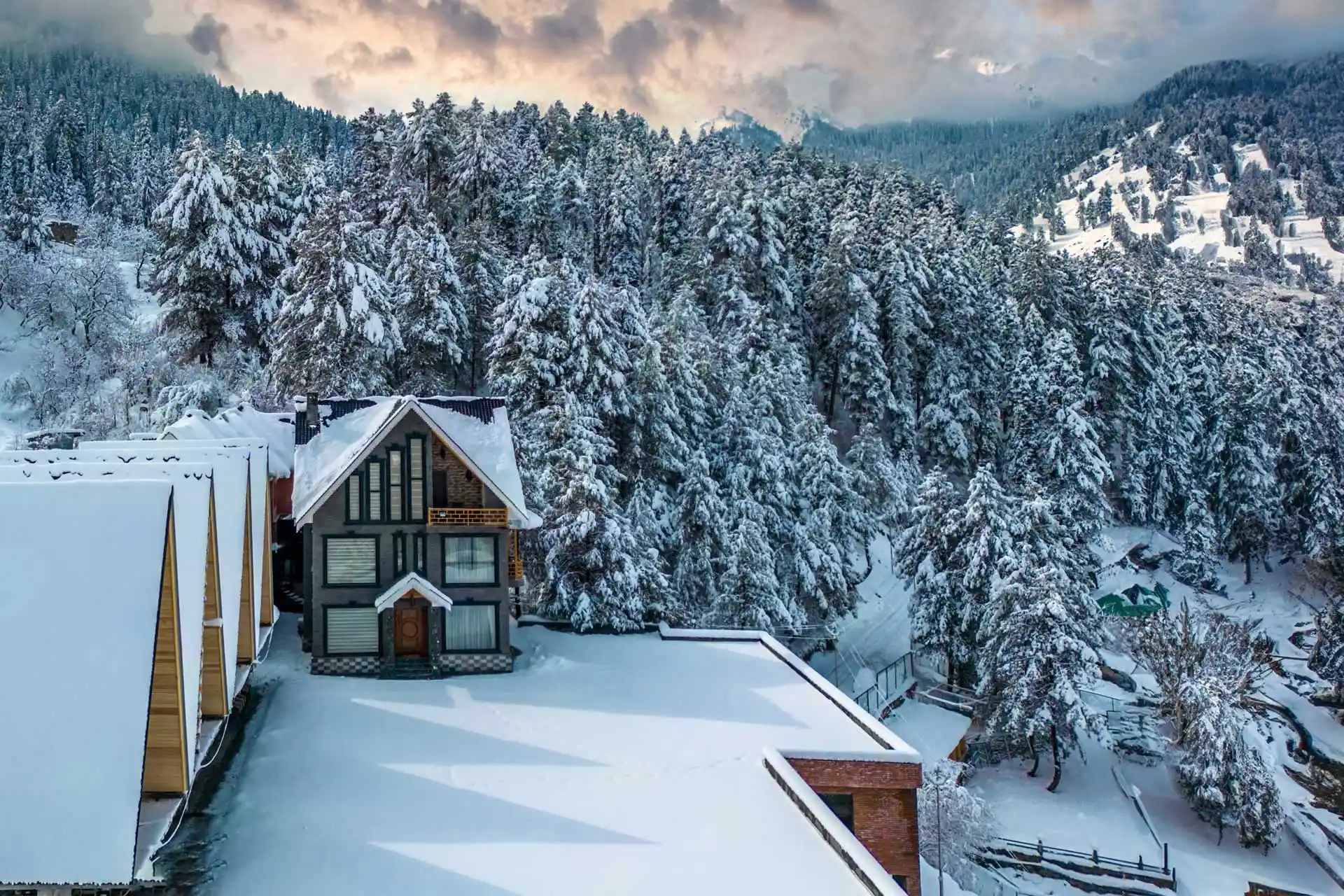 5 Bedroom Central Heating Villa In Gulmarg - VODJK06-Gulmarg-banner